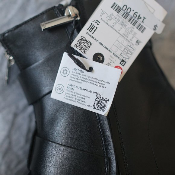 NWT BLACK LOW HEELED GENUINE LEATHER ANKLE BOOTS WITH BUCKLES. - Picture 7 of 9